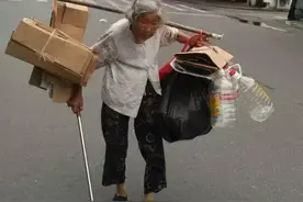 看到这个捡垃圾的老奶奶，我一下子想起那惊诧的一幕.....图片