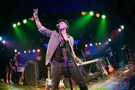 说到夜生活就是夜店、酒吧？再不去一趟Live House你就图片