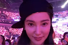 李冰冰在周杰伦演唱会上玩自拍，面部僵硬撞脸张雨绮图片