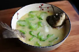 好婆婆做的催奶月子餐，炖丝瓜鲫鱼汤！图片