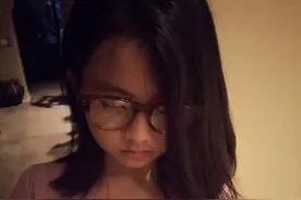 黄磊女儿黄多多戴眼镜装老师，表情严肃认真：妈妈我是小黄老师图片