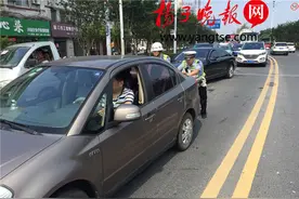 为救一只淘气喵 交警在大马路上忙活了半小时图片