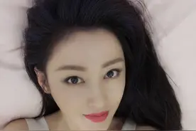 张天爱抹胸白裙玩自拍，眼尖的网友发现左手臂有淤青~图片