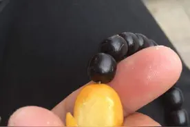 男子刚入手的蜜蜡，竟被一瞬间捏碎！图片