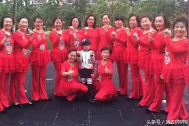 5岁小萌宝和老奶奶们一起跳广场舞图片