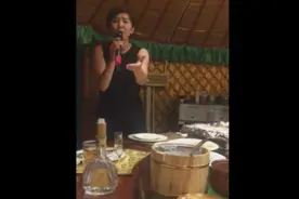 蒙古包内饭局美女演唱歌曲，真好听！图片