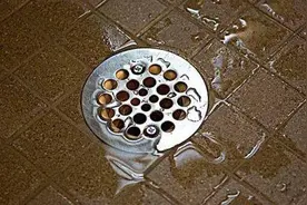 合租小鲜肉十分钟出浴，地漏上全是不知名毛发怎么清理？图片
