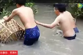 拿着养鸡的笼子下水捕鱼，捕得到鱼吗？结果令你大感意外图片