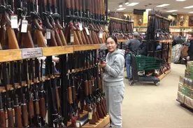 高娓娓：看美国枪店这样卖抢,猎枪成捆,子弹成堆图片
