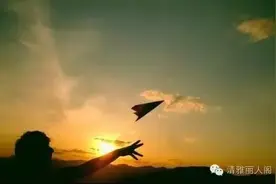 不要总拿你的孩子气，来掩盖自身与这个世界的格格不入图片