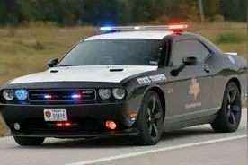 老美德克萨斯州高速巡警道奇挑战者警车超酷实录视频封面