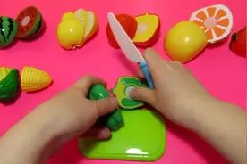 益智玩具启蒙，小姐姐玩切水果玩具，教大家认识水果单词