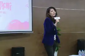 80后复旦女教师授课视频走红 字字珠玑被学生奉为灵魂导师视频封面
