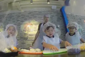 民国三胞胎为妈妈做鱼饼，出锅后大叫：胖胖的那个是我的！