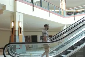 扶手电梯两侧的毛是用来刷鞋子的？网友：没被夹真是万幸视频封面