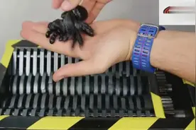 小伙和女友分手看着她的东西总伤心？直接全部扔进粉碎机来解决了