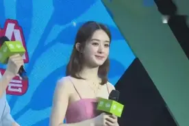 赵丽颖粉丝见面会，粉裙现身明媚靓丽视频封面