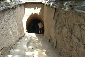 高温持续，陕西这个村地下土窑一个套一个超凉爽，人都下来乘凉视频封面