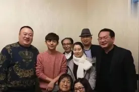 何炅罕见曝光富二代身份，76岁父亲开连锁海鲜店，全家福首度曝光视频封面