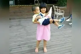 好久不见的李湘女儿！王诗龄一把抱起小男孩视频封面