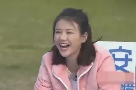 郑恺竟让Baby吻他，Baby却当众闻他，衣服都不要了视频封面