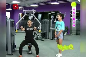 三伏天健身房里坐姿推胸，太完美！帅教练教你针对胸大肌的锻炼！视频封面
