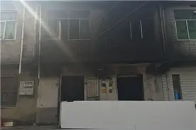 合肥一泡沫雕塑店因焊接火星失火 18岁女孩二楼跳下脱险图片