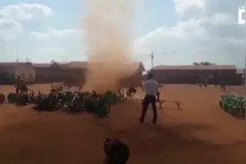 南非乐队表演观众席突遇沙尘风洞，这种小型龙卷风据说是黑魔法？