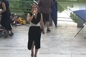 女歌手妙妙公园翻唱《陪酒》，一首歌下来，收入瘳瘳无几