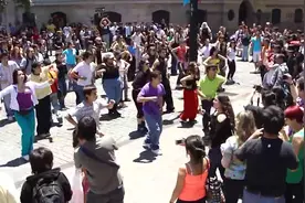 街头上百人齐跳迈克尔·杰克逊经典舞蹈，气势浩大堪比中国广场舞视频封面