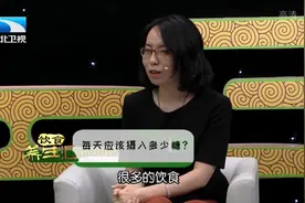 专家说每天摄入200到300克糖是标准量，小食品中藏了很多糖