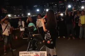 街头艺人翻唱邓紫棋成名曲，路边众人纷纷合唱，唱得真是太好了视频封面