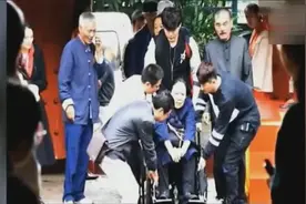 67岁斯琴高娃近照，面容憔悴瘫坐轮椅，自述家暴婚姻疑抱头痛哭视频封面
