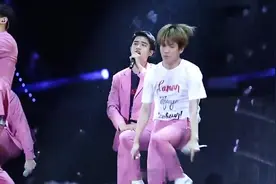 EXO这首歌以前在演唱会经常唱 都暻秀真的很耀眼