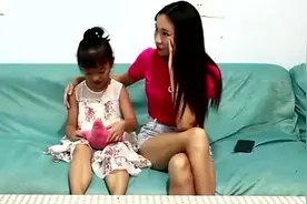 出差的爸爸把女儿交给后妈带，继母对女儿的所作所为，令人太心酸视频封面