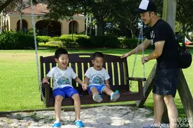 沙溢带俩儿子喜笑颜开 大儿子像宋仲基小儿子像岳云鹏图片