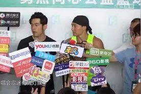 周杰伦被歌迷举牌求减肥，周董笑回：想丢荧光棒图片