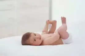 如何给宝宝进行翻身训练？图片