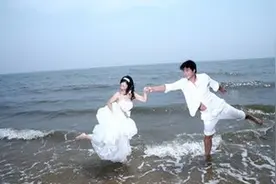 婚后老公扔把工资上交给婆婆，偷听到原因我气哭了图片