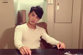 许魏洲新造型帅出新高度 但身材暴瘦引粉丝心疼图片