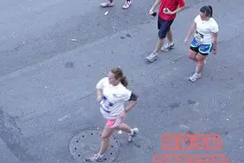 国外孕妇跑步跳舞健身，你敢不敢这么做？图片