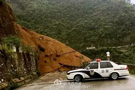 省道217线石棉至甘孜道路中断图片