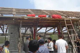 在农村，新房子上梁的场面堪比婚庆图片