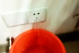 这雨下的电插板都吐水了，还带表情的，略萌图片
