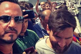 尴尬！梅西保镖竟是自拍狂魔图片