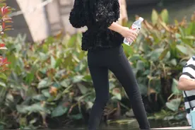 街拍：猜猜美女的恨天高有几厘米？图片