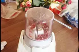 用玫瑰花瓣制作一款美白护肤的玫瑰手工皂教程 附配方图片