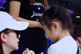 翻包被lucky拒绝李承铉耐心询问，他的做法值得每一位父母学习视频封面