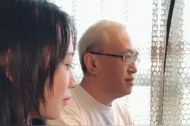 四手连弹《不能说的秘密》斗琴片段，老爷子和小姑娘的首次合作Wanyi 抖音小助手 太帅啦视频封面