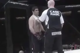 UFC选手场上犯浑 遭裁判锁喉反制 高清